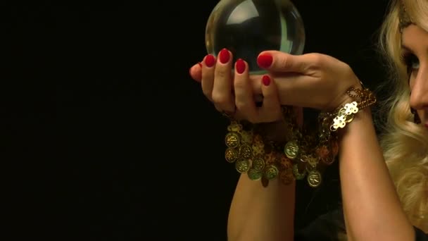 Piękna blondynka Fortune Teller patrząc przez Crystal Ball. — Wideo stockowe