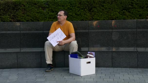 Op zoek naar werk tekenen in glijdende mannen handen — Stockvideo