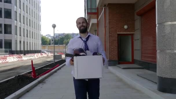 Empresário demitido segurando caixa de suas coisas — Vídeo de Stock
