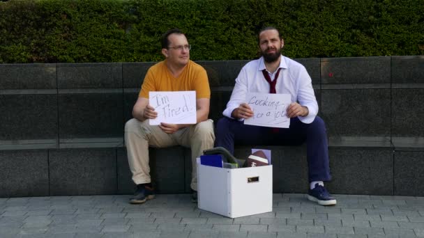 Ψάχνετε για σημάδια εργασίας σε φίλους χέρια — Αρχείο Βίντεο