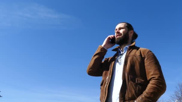 Γενειοφόρος επιχειρηματίας επικοινωνεί επιθετικά από κινητό τηλέφωνο — Αρχείο Βίντεο