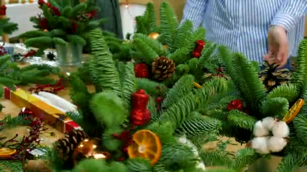 Dekorace vánoční dárkové kytice — Stock video