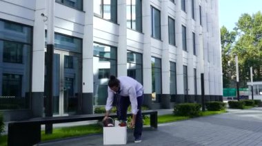 Kovulan yönetici ofisin yanında oturuyor..