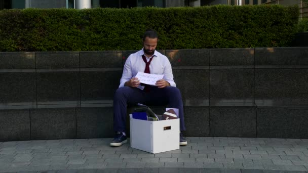 Boîte avec des choses du bureau. — Video