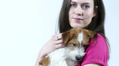 Kadın, yavru köpeğinin portresini çek.