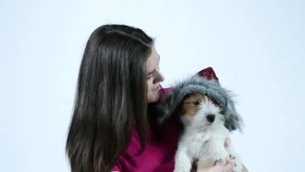 인물 사진을 닫은 여인이 강아지를 흔들다 — 비디오