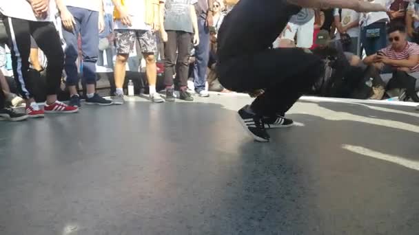 床でブレイクダンスをする男の足 — ストック動画