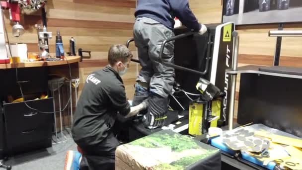 Atelier de réparation de ski travailleur. montage individuel de chaussures de ski — Video