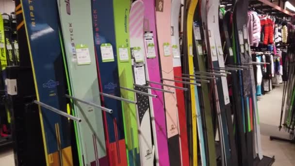 Ski 's tentoongesteld in warenhuis Kant in Moskou — Stockvideo