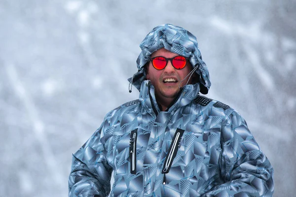 Homem fica sozinho contra tempestade de neve branca e tempestade de neve, uma queda de neve. — Fotografia de Stock