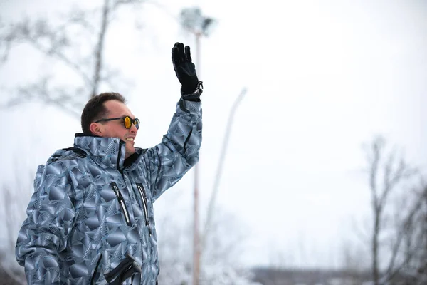 Man står ensam mot vintern bakgrund — Stockfoto