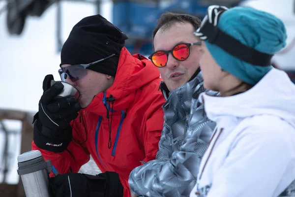 Groep vrienden Genieten van warme glühwein in het café in het skigebied — Stockfoto