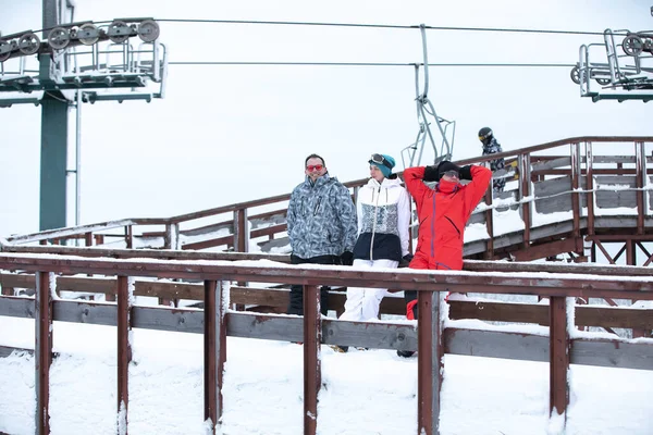 스키 리프트를 배경으로 서 있는 스키 선수들 — 스톡 사진