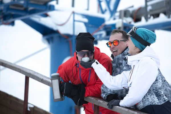 Baráti társaság Élvezi a forró forralt bor Cafe a Ski Resort — Stock Fotó