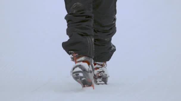 Fötter i pjäxor går genom djup snö mot kameran — Stockvideo