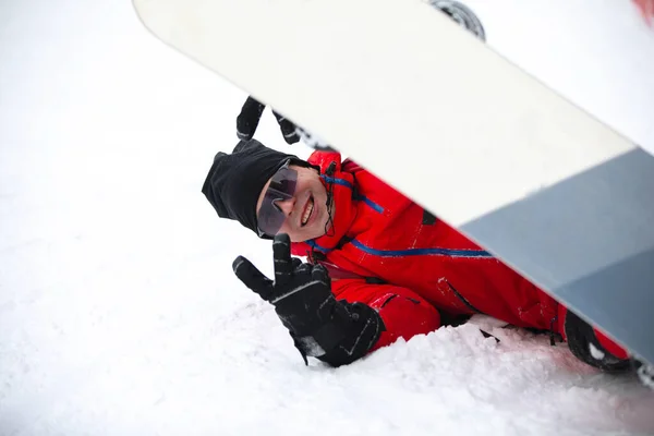 Snowboard bajo su tabla de snowboard posando. —  Fotos de Stock