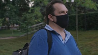 Yetişkin adam tekstil koruyucu maskeler takıyor..