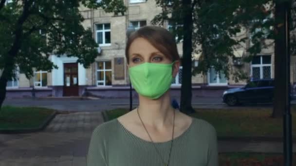 Mulher adulta usando máscaras protetoras têxteis. — Vídeo de Stock