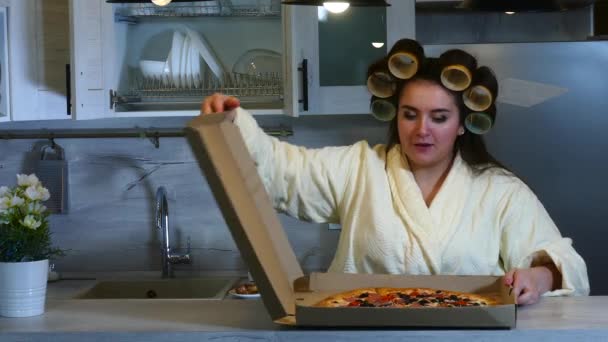 Close-up van jonge vrouw openin de pizza doos en het eten van pizza. — Stockvideo