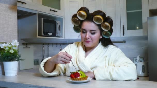 Jeune plus la taille Femme manger le gâteau — Video