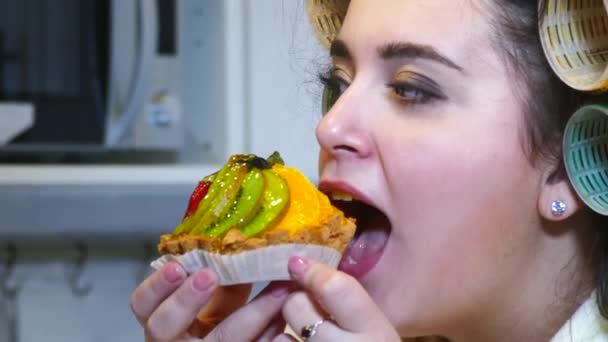 Zu essen oder nicht zu essen ist eine schwierige Entscheidung für Plus Size — Stockvideo