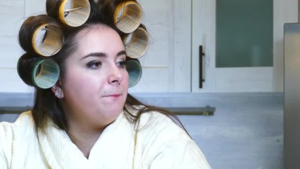 Mulher posin com Curlers na cozinha — Vídeo de Stock