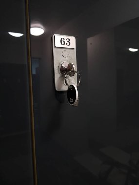 Spor kulübünün soyunma odasında etiketli anahtar.