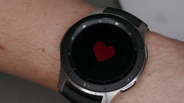 Контроль сердечного ритма Smartwatch — стоковое видео