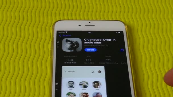 Clubhaus-App auf dem Smartphone-Bildschirm des Appstores — Stockvideo