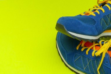 Mavi erkek spor ayakkabısının bir parçası