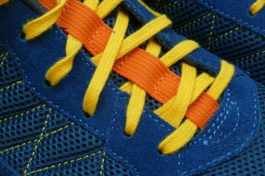 Mavi erkek spor ayakkabısının bir parçası