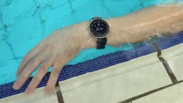 Orologio intelligente con monitoraggio dell'attività sul polso dell'uomo in piscina — Video Stock