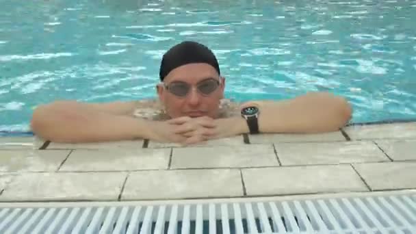 Pozitive plus size maschio in piscina con orologio intelligente — Video Stock