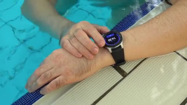 Έξυπνο ρολόι με παρακολούθηση της δραστηριότητας στον καρπό του ανθρώπου στην πισίνα — Αρχείο Βίντεο