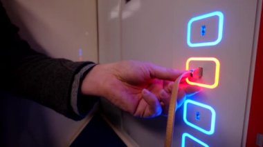 Cep telefonunu şarj etmek için USB bağlantısı. Metro vagonunda..