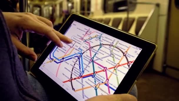 Man in underground examine la carte du métro — Video