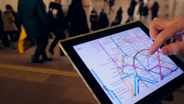 Man in underground examine la carte du métro — Video