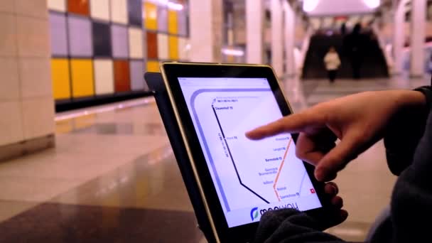 Ember a föld alatt vizsgálja a metró térkép — Stock videók