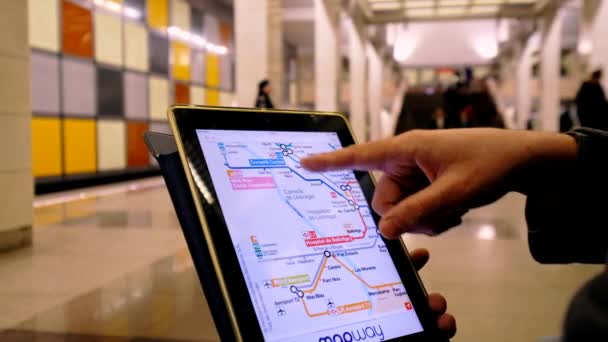 Mann in U-Bahn untersucht U-Bahn-Karte — Stockvideo