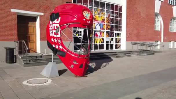 Goalkeeper mask near by Museum of Hockey Fame, Moscow, Russia — Vídeo de Stock