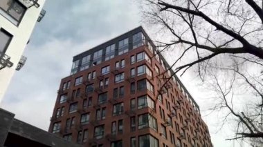 Çok katlı bir apartmanın dış cephesi, pencereleri ve balkonları..