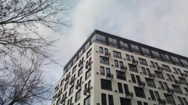 Çok katlı bir apartmanın dış cephesi, pencereleri ve balkonları..