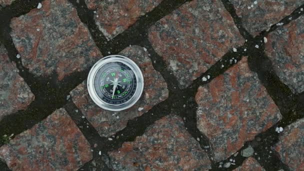 Gunakan Kompas Di trotoar granit — Stok Video