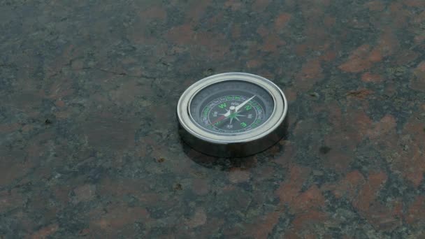 Kompass auf Marmorplatte verwenden — Stockvideo