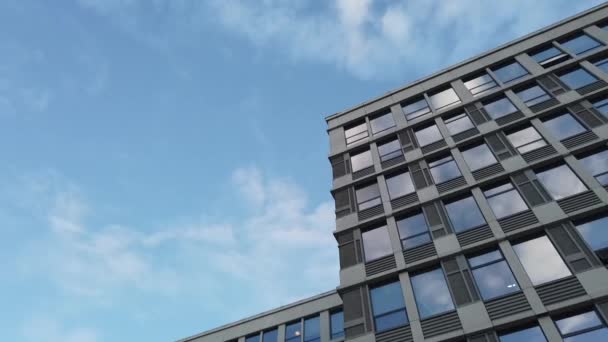 Exterior de un edificio de apartamentos de varios pisos de gran altura - fachada, ventanas y balcones. — Vídeo de stock