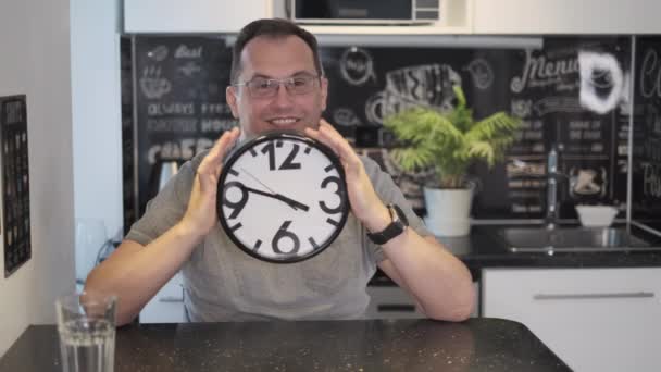 Homem segurando um relógio — Vídeo de Stock