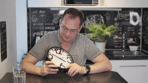 Uomo con un orologio in mano — Foto Stock