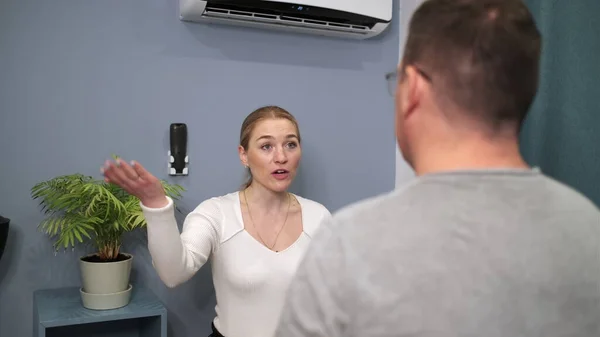 Problemas de Relacionamento. Millennial casal caucasiano argumentando no quarto. — Fotografia de Stock