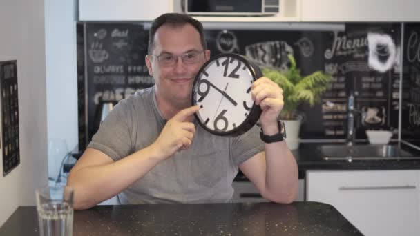Hombre sosteniendo un reloj — Vídeos de Stock