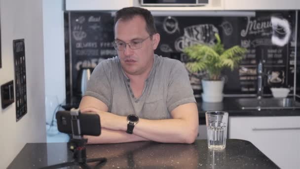Бізнесмен дивиться на камеру, що працює вдома — стокове відео